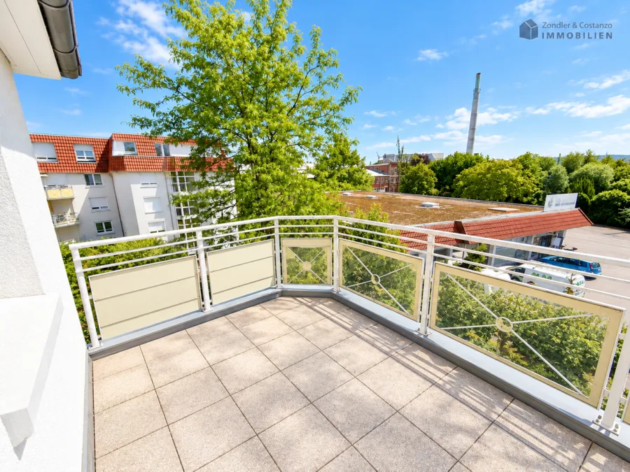 * STUTTGART-MÜNSTER: Schöne, helle 2,5-Zi.-Whg. mit Balkon * TG-Stpl. * BJ 1992 * gute Wohnlage *, 70376 Stuttgart, Etagenwohnung