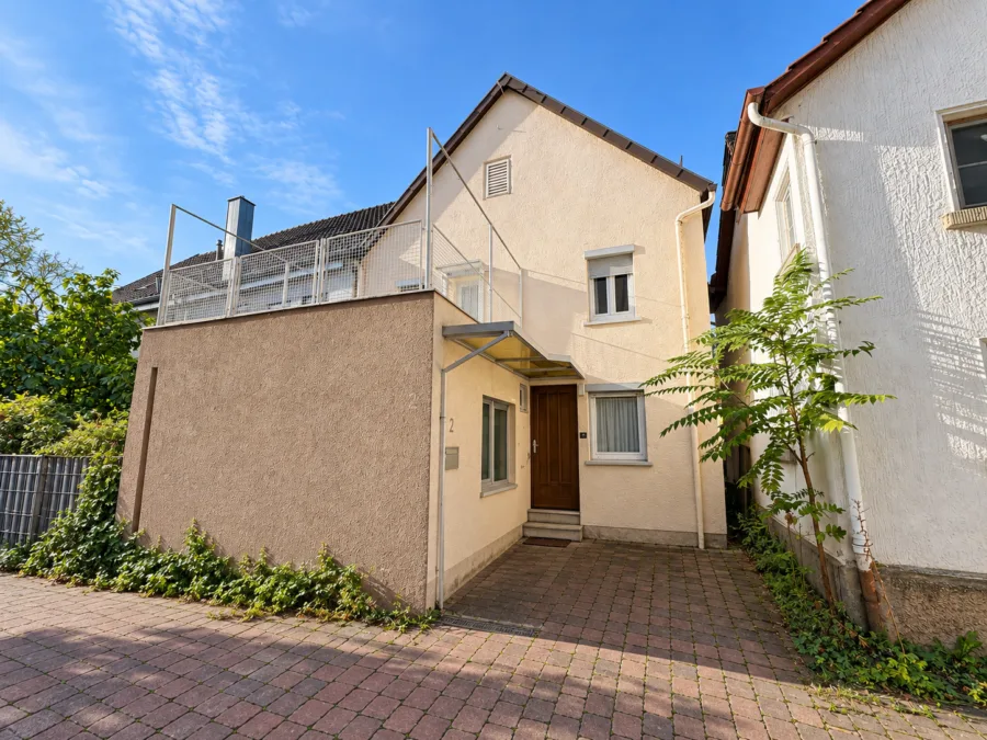 Renovierungsbedürftiges Einfamilienhaus * ca. 127 qm Wfl. + 53 qm Nfl. * Terrasse * Pkw-Stpl. *, 70327 Stuttgart, Einfamilienhaus