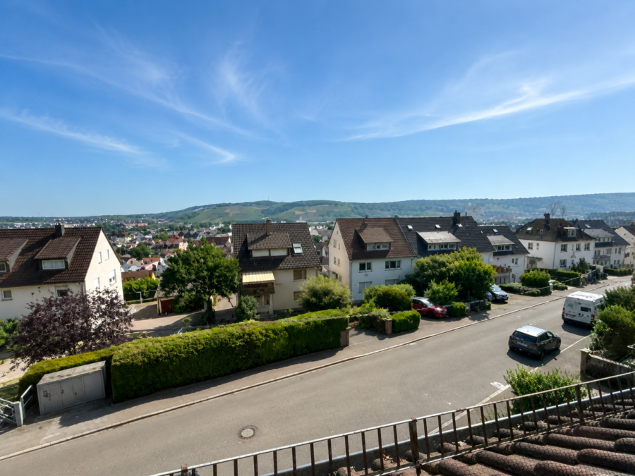 * Halbhöhenlage in S-Wangen * Attraktives 3-FH mit Garage + Stpl. + Garten + Balkon/Terrassen *, 70327 Stuttgart, Mehrfamilienhaus