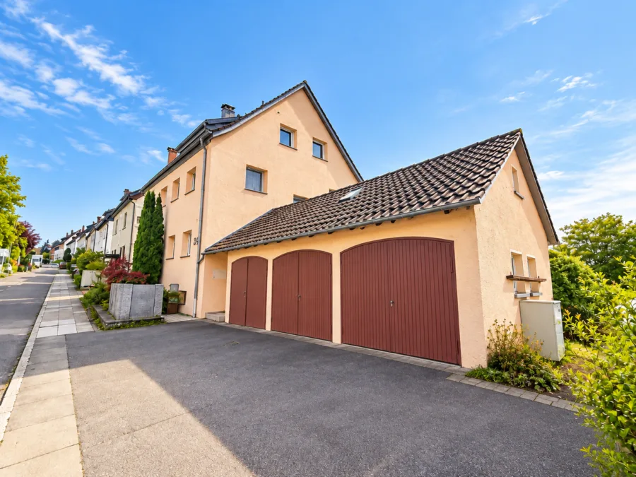 TOP! Attraktives 3-Familienhaus in begehrter Lage in Uth. * 5 Garagen * Balkone * Garten, 70327 Stuttgart, Mehrfamilienhaus