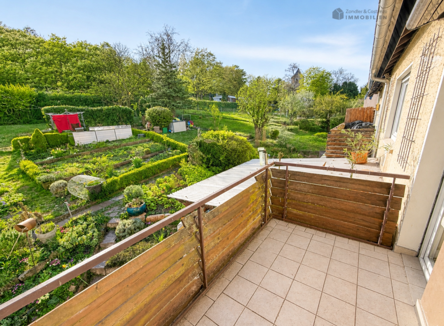 TOP-Halbhöhenlage: 3-Zi.-Whg. mit 80 m² * 2 Balkone + Garage + Stpl. + 116 qm Gartenanteil *, 70327 Stuttgart, Etagenwohnung