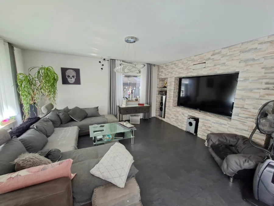 TOP LAGE! 3,5-Zi.-Wohnung mit großer Terrasse * TL-Bad * sep. WC * Pkw-Stpl. * akt. vermietet, 70327 Stuttgart, Erdgeschosswohnung
