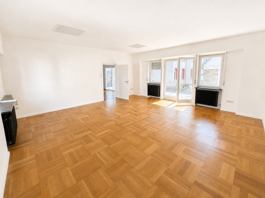 GROßZÜGIGES WOHNEN MIT HAUSCHARAKTER: 2,5-Zi. * ca. 124 qm * Garten * 2 Balkone * TL-Bad * Garage *, 73733 Esslingen am Neckar, Etagenwohnung