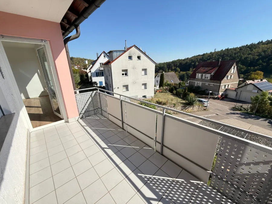 TOP: Renovierte 3-Zi.-Whg. mit Balkon und fantastischem Weitblick in Stuttgart-Rohracker, 70329 Stuttgart, Etagenwohnung