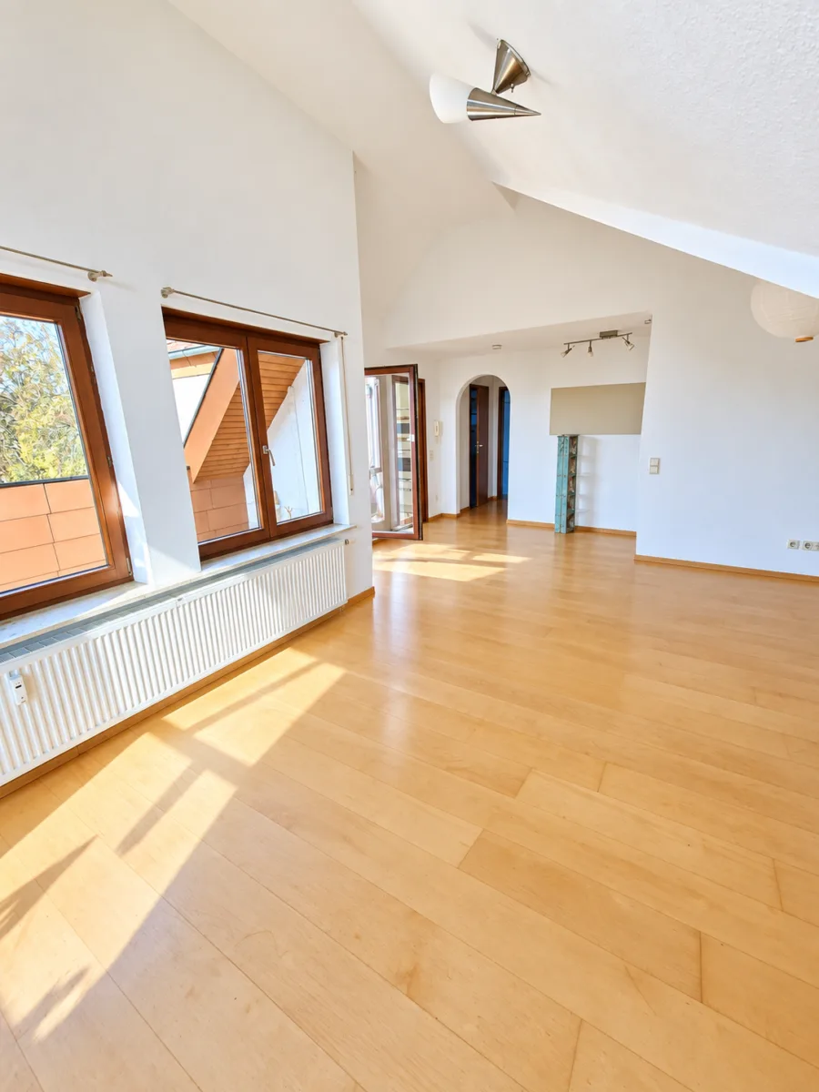 GEMÜTLICHE 2-ZI.-DG-WHG: * ca. 64qm * EBK * TL-Bad * Dachloggia * TG-Stpl. * gute Wohnlage *, 73614 Schorndorf, Dachgeschosswohnung