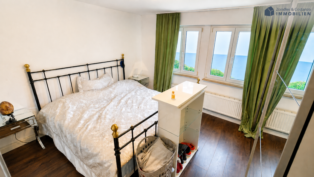 Schlafzimmer DG